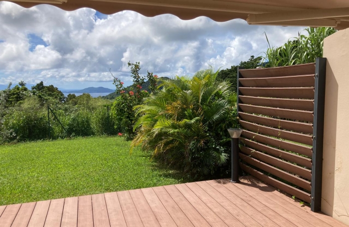 GOURBEYRE T4 DUPLEX RÉNOVÉ   Résidence avec Piscine, jardinet privatif et vue exceptionnelle sur les Saintes