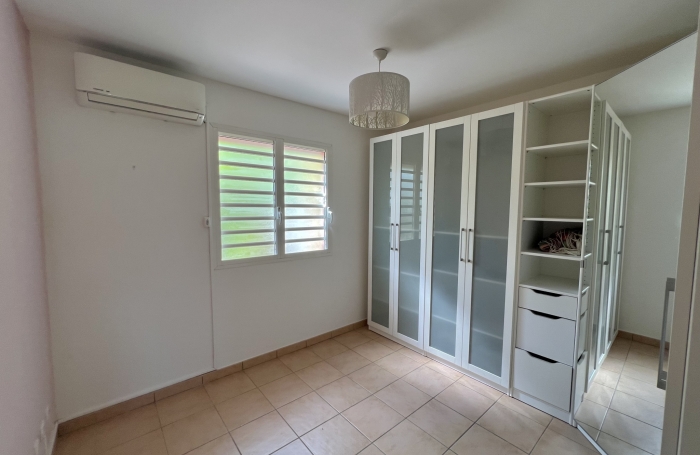 VILLA T4 MEUBLEE AVEC PISCINE PETIT BOURG