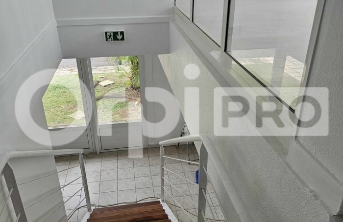 Un local avec 9 zones de travail - ARNOUVILLE