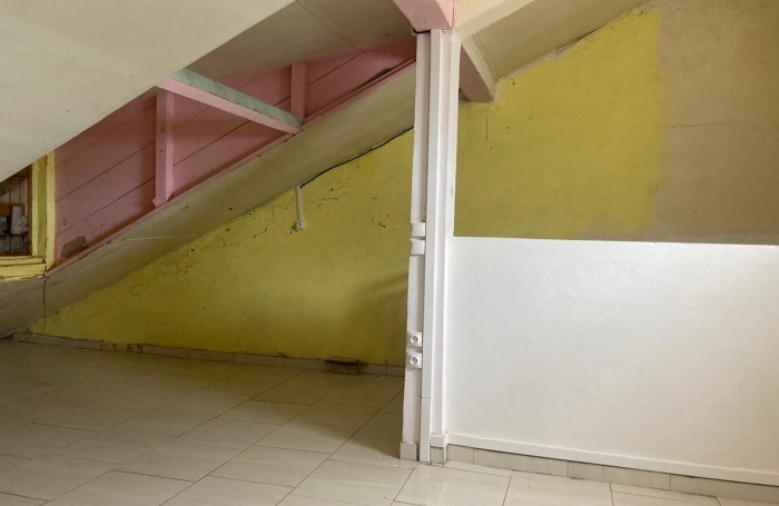 BASSE-TERRE-À RÉNOVER- MAISON DE VILLE T3 AVEC TERRASSE