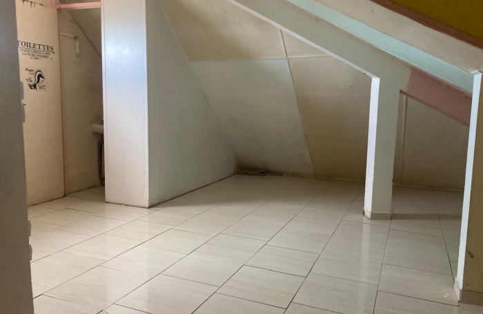 BASSE-TERRE-À RÉNOVER- MAISON DE VILLE T3 AVEC TERRASSE