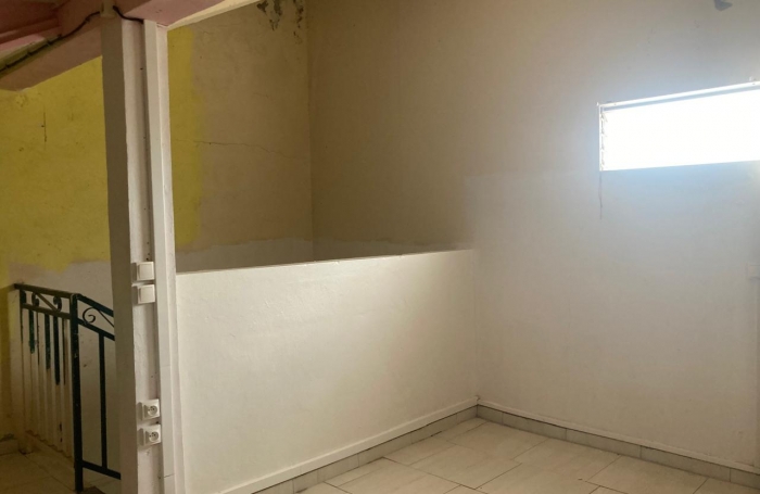 BASSE-TERRE-À RÉNOVER- MAISON DE VILLE T3 AVEC TERRASSE