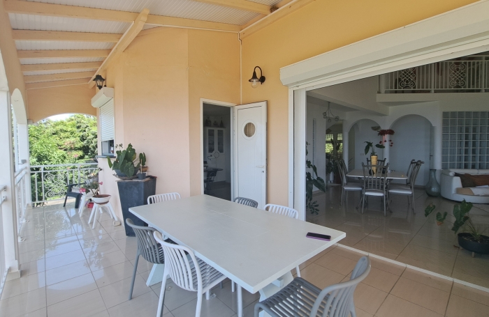 Villa familiale spacieuse avec grand jardin et vue mer.