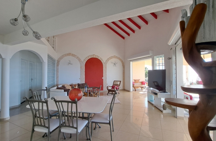 Villa familiale spacieuse avec grand jardin et vue mer.