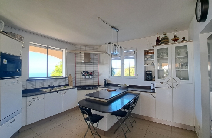 Villa familiale spacieuse avec grand jardin et vue mer.