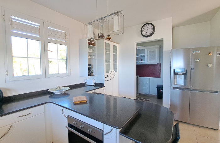 Villa familiale spacieuse avec grand jardin et vue mer.