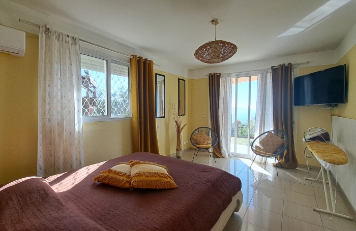 Villa familiale spacieuse avec grand jardin et vue mer.