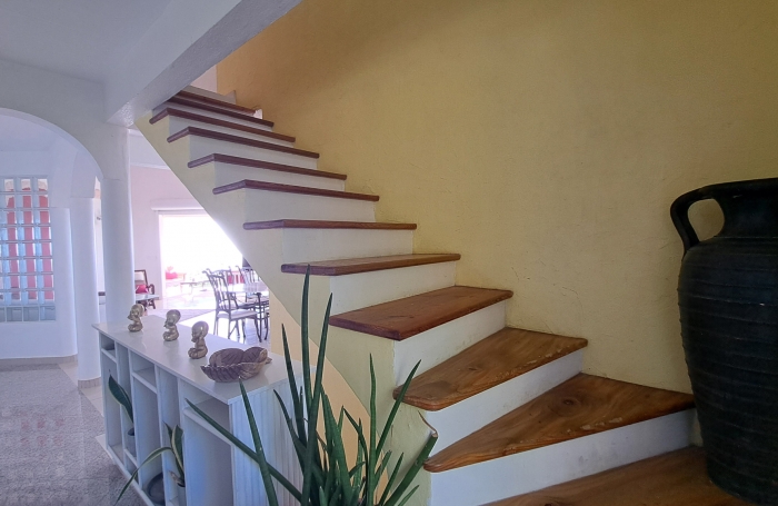 Villa familiale spacieuse avec grand jardin et vue mer.