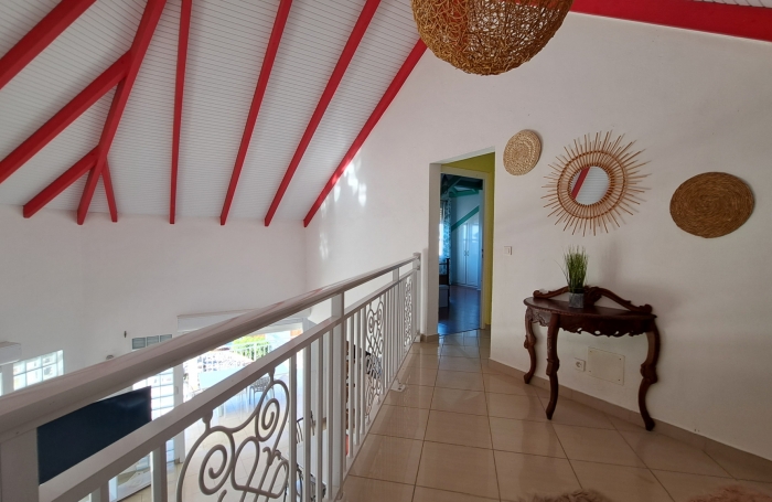 Villa familiale spacieuse avec grand jardin et vue mer.