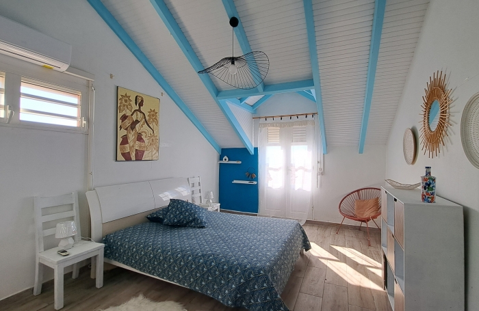 Villa familiale spacieuse avec grand jardin et vue mer.