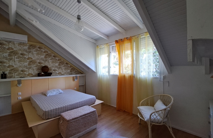 Villa familiale spacieuse avec grand jardin et vue mer.