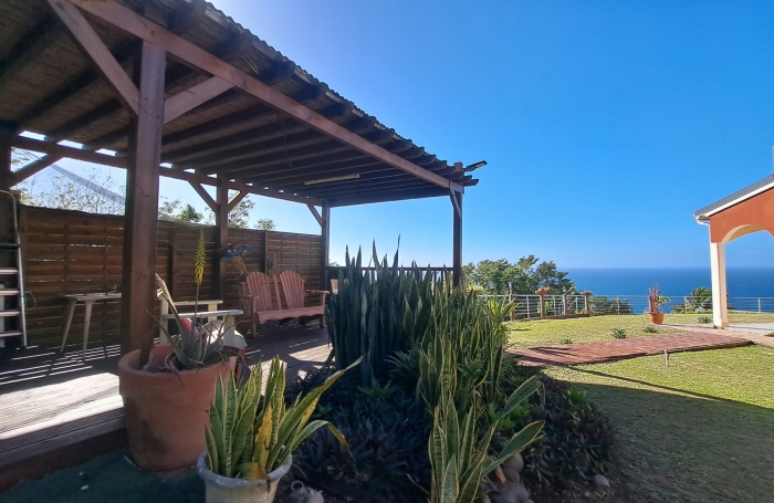 Villa familiale spacieuse avec grand jardin et vue mer.