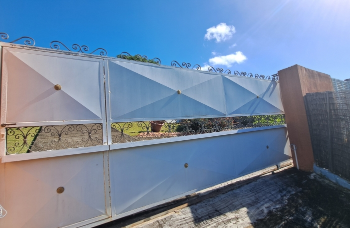 Villa familiale spacieuse avec grand jardin et vue mer.