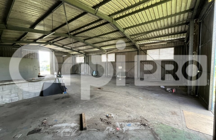 Avec Orpi BOUTAREL , Louez votre futur d&eacute;p&ocirc;t sur un terrain cl&ocirc;tur&eacute; de 1000M2