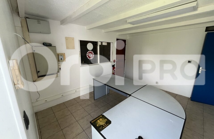 Avec Orpi BOUTAREL , Louez votre futur d&eacute;p&ocirc;t sur un terrain cl&ocirc;tur&eacute; de 1000M2