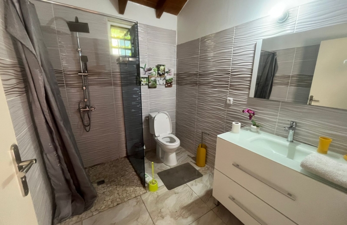 &Agrave; louer - Villa F3 totalement autonome   Le Moule   1 600 &euro; / mois