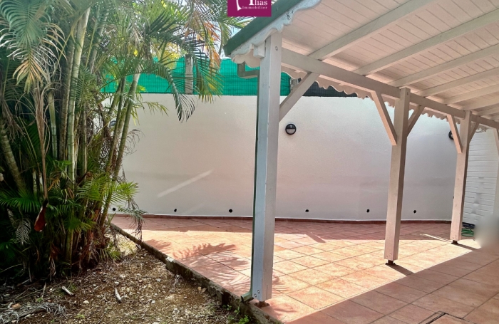 &Agrave; louer: Local pro en rez-de-chauss&eacute;e - Bas du Fort Le Gosier