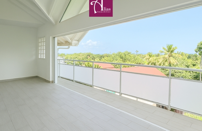 &Agrave; LOUER GRANDE MAISON MITOYENNE F6 AVEC JARDIN &Agrave; PETIT-BOURG