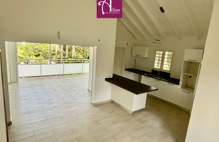 &Agrave; LOUER GRANDE MAISON MITOYENNE F6 AVEC JARDIN &Agrave; PETIT-BOURG