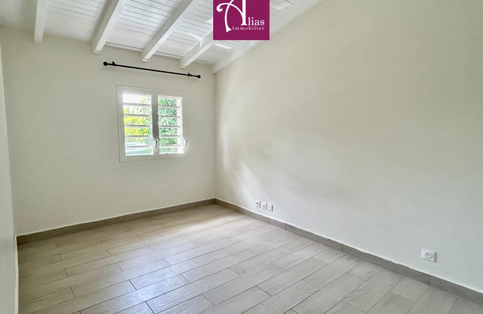 &Agrave; LOUER GRANDE MAISON MITOYENNE F6 AVEC JARDIN &Agrave; PETIT-BOURG