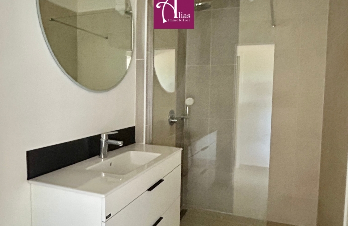 &Agrave; LOUER GRANDE MAISON MITOYENNE F6 AVEC JARDIN &Agrave; PETIT-BOURG