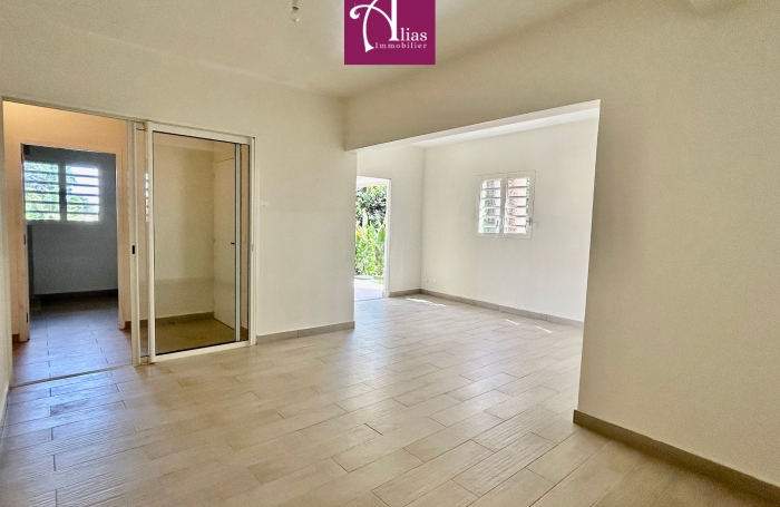 &Agrave; LOUER GRANDE MAISON MITOYENNE F6 AVEC JARDIN &Agrave; PETIT-BOURG