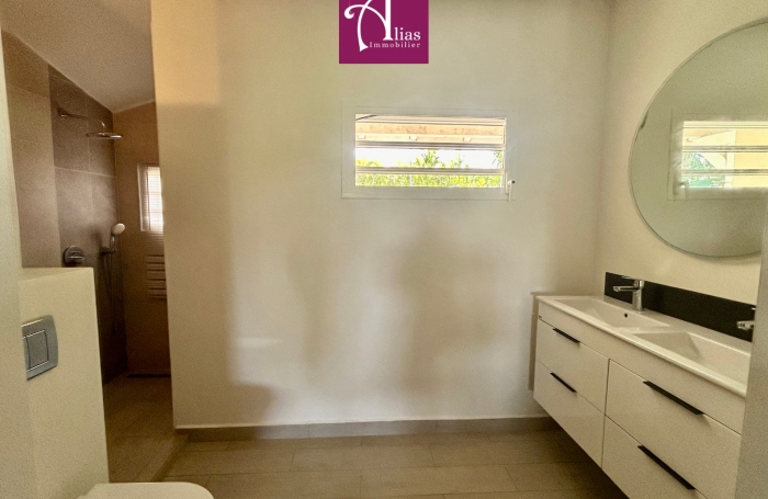 &Agrave; LOUER GRANDE MAISON MITOYENNE F6 AVEC JARDIN &Agrave; PETIT-BOURG