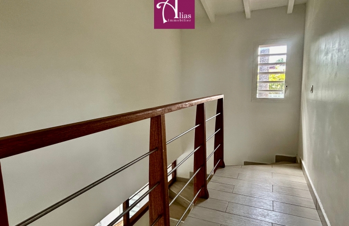 &Agrave; LOUER GRANDE MAISON MITOYENNE F6 AVEC JARDIN &Agrave; PETIT-BOURG