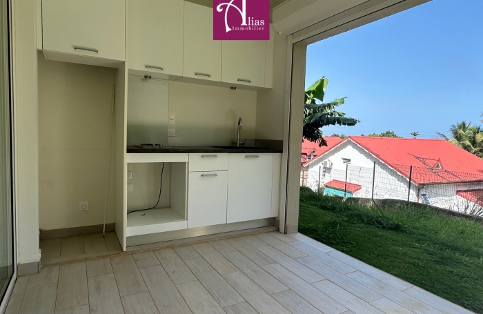 &Agrave; LOUER GRANDE MAISON MITOYENNE F6 AVEC JARDIN &Agrave; PETIT-BOURG