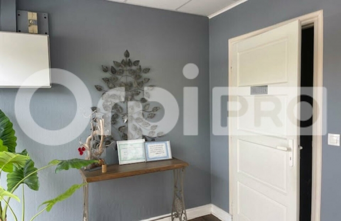 A LOUER  AVEC ORPI BOUTAREL, un local commercial en RDC r&eacute;nov&eacute; r&eacute;cemment