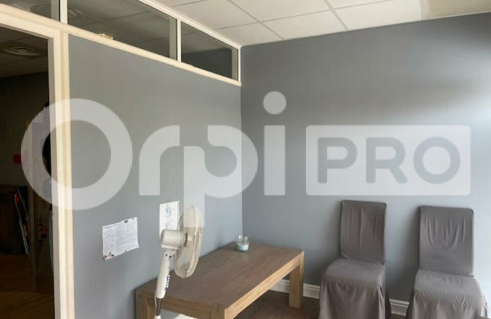 A LOUER  AVEC ORPI BOUTAREL, un local commercial en RDC r&eacute;nov&eacute; r&eacute;cemment