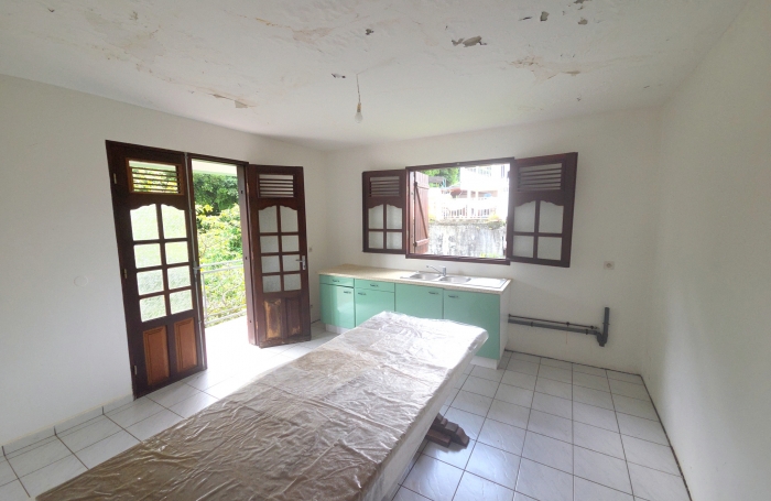 Maison 4 pi&egrave;ces avec mezzanine sur 4 niveaux d'environ 232 m2 habitable &agrave; r&eacute;nover &agrave; GOYAVE