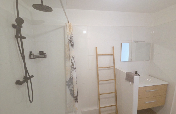 Appartement 4 pi&egrave;ces moderne enti&egrave;rement r&eacute;nov&eacute; d'environ 73 m2 avec vue d&eacute;gag&eacute;e &agrave; POINTE-A-PITRE