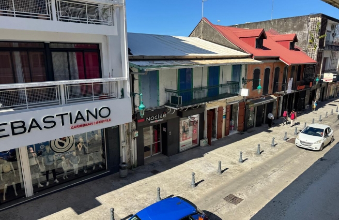 Local commercial brut de 400 m2   2e &eacute;tage   Rue du docteur Cabre