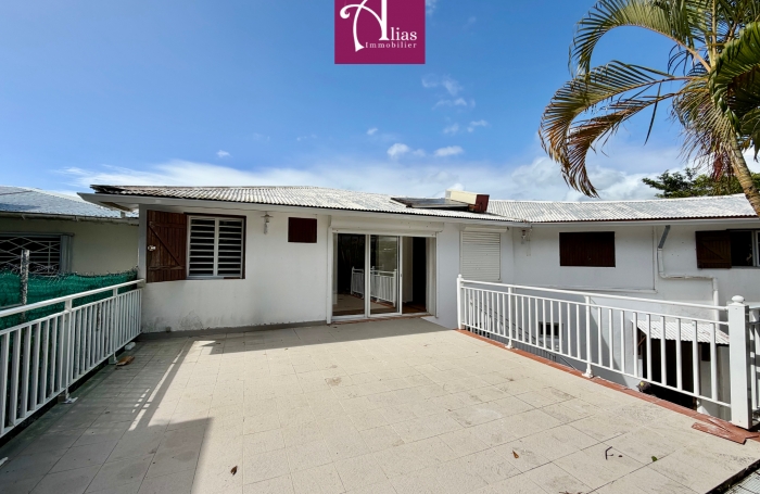 &Agrave; LOUER GRANDE MAISON MITOYENNE F4 VUE MER &Agrave; LA MARINA DU GOSIER