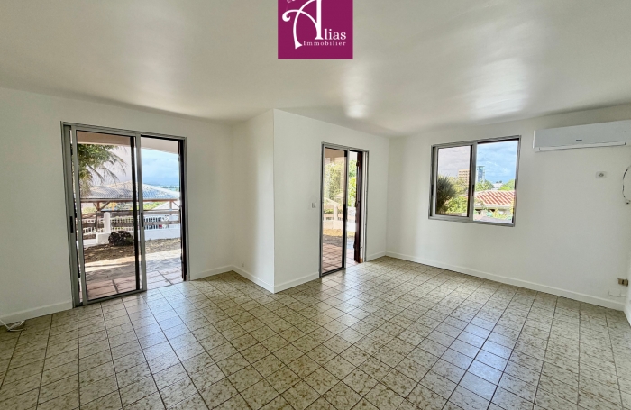 &Agrave; LOUER GRANDE MAISON MITOYENNE F4 VUE MER &Agrave; LA MARINA DU GOSIER