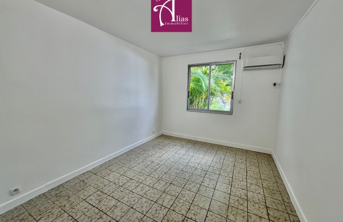 &Agrave; LOUER GRANDE MAISON MITOYENNE F4 VUE MER &Agrave; LA MARINA DU GOSIER