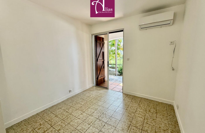 &Agrave; LOUER GRANDE MAISON MITOYENNE F4 VUE MER &Agrave; LA MARINA DU GOSIER