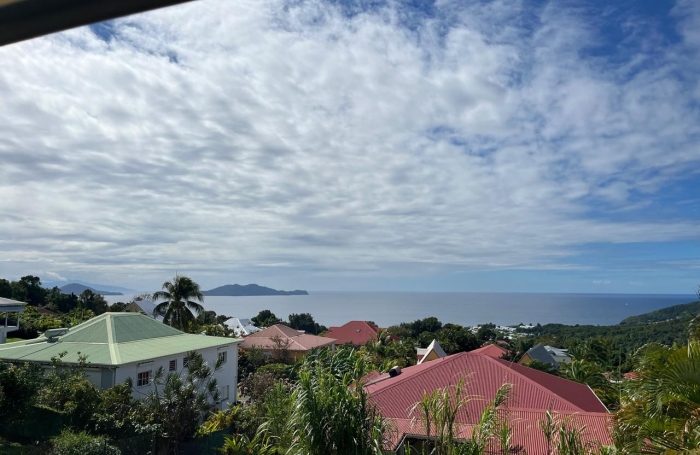 Trois-Rivi&egrave;res , dans un lotissement calme avec vue sur Les Saintes, Villa T5 avec terrasse