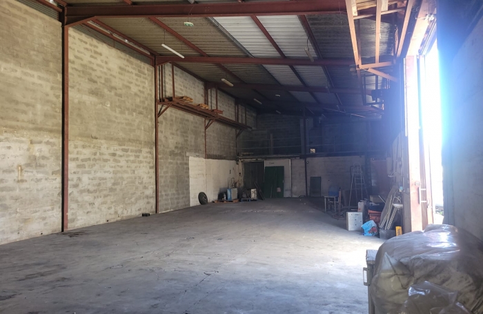 BAILLIF, local professionnel/commercial 350m2