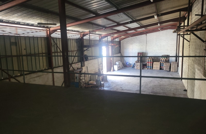 BAILLIF, local professionnel/commercial 350m2