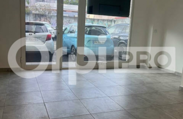 A vendre - Les Abymes - Local 63 m&sup2;
