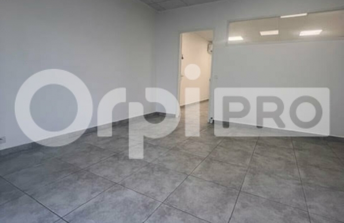 A vendre - Les Abymes - Local 63 m&sup2;