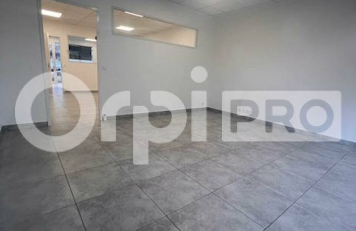 A vendre - Les Abymes - Local 63 m&sup2;