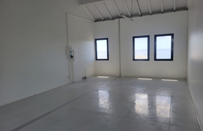 &Agrave; louer : Local commercial neuf avec vitrine, vue mer et acc&egrave;s PMR-Installation facilit&eacute;e : loyer r&eacute;duit et pr