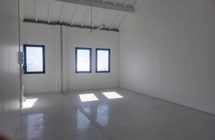 &Agrave; louer : Local commercial neuf avec vitrine, vue mer et acc&egrave;s PMR-Installation facilit&eacute;e : loyer r&eacute;duit et pr