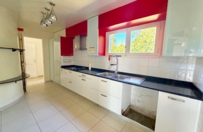 Maison &agrave; vendre Baie-Mahault Guadeloupe 304 m2 usage professionnel ou mixte