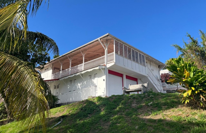 SAINT-CLAUDE-Villa T4 avec jardin, terrasse vue mer et studio ind&eacute;pendant + double garage