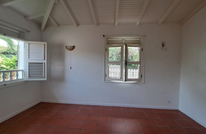 SAINT-CLAUDE-Villa T4 avec jardin, terrasse vue mer et studio ind&eacute;pendant + double garage