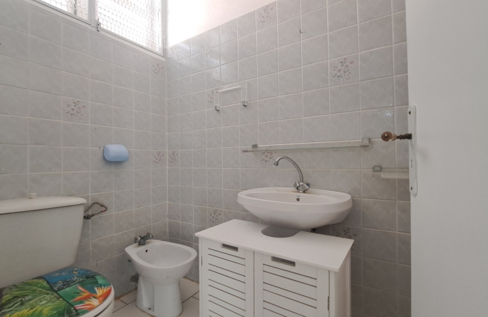 SAINT-CLAUDE-Villa T4 avec jardin, terrasse vue mer et studio ind&eacute;pendant + double garage